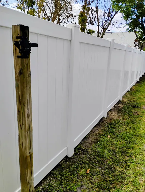 White vinyl fence before and after pressure washing - Orlando FL